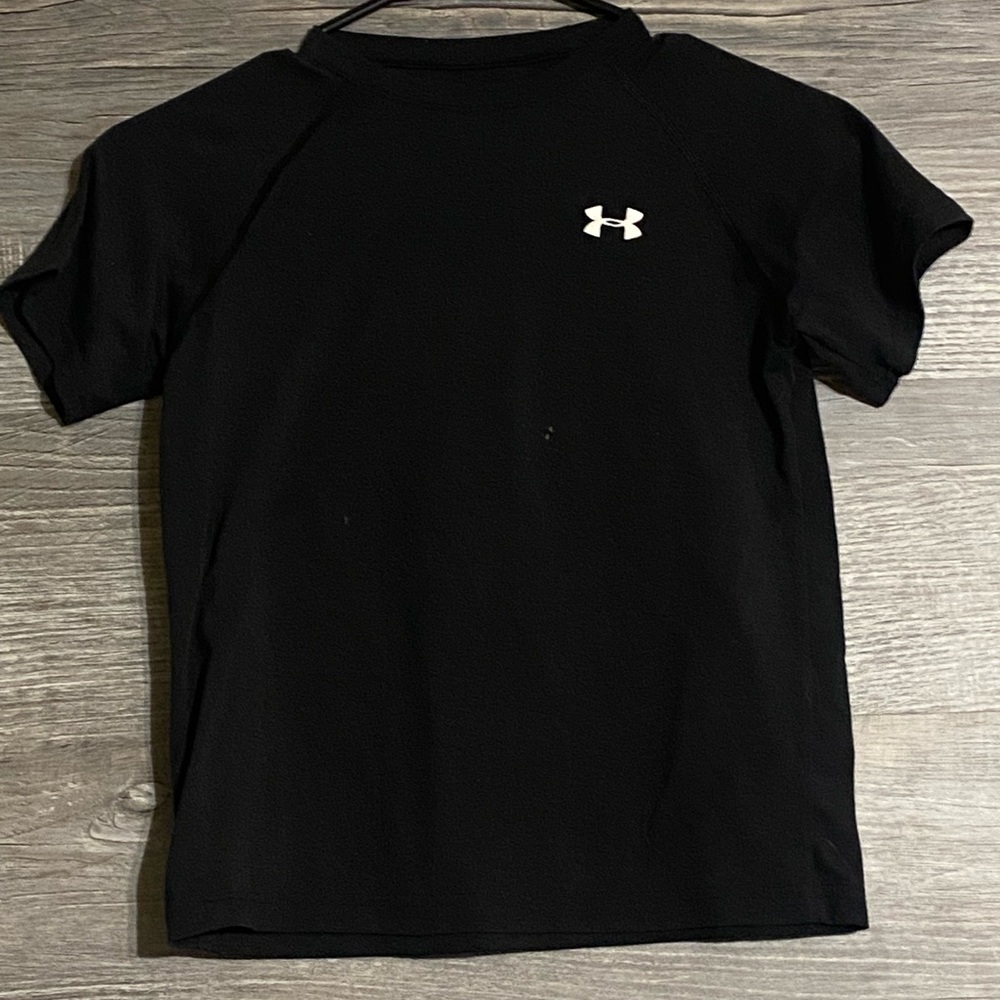 Under Armour Shirt Youth Small Black Logo Short Sleeve Lightweight Tee 4/5